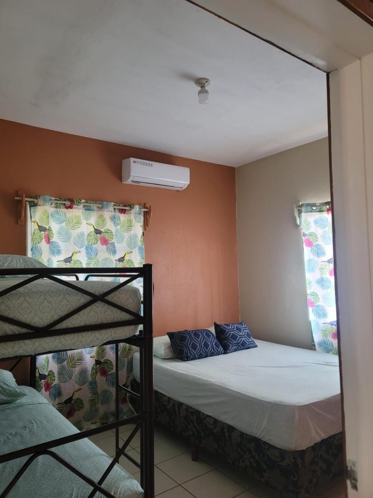 B Aparts Hotel Coxen Hole Zewnętrze zdjęcie