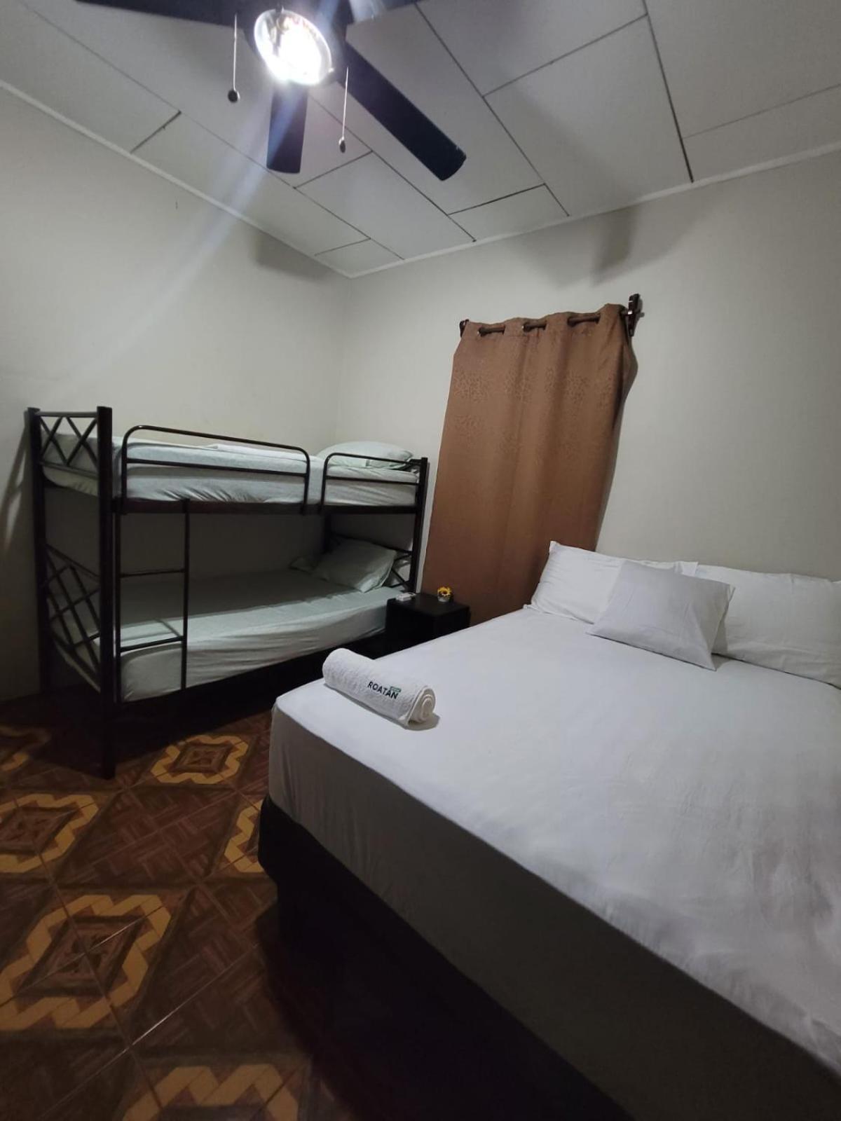 B Aparts Hotel Coxen Hole Zewnętrze zdjęcie