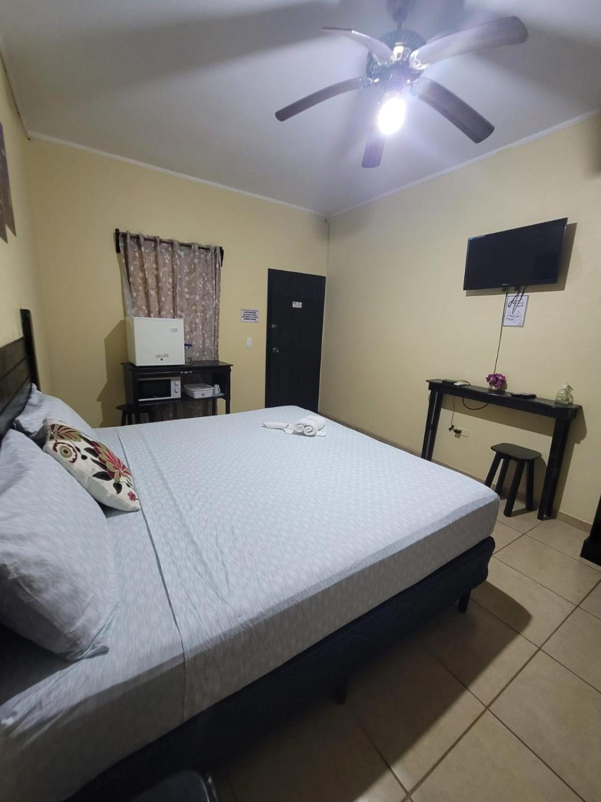 B Aparts Hotel Coxen Hole Zewnętrze zdjęcie