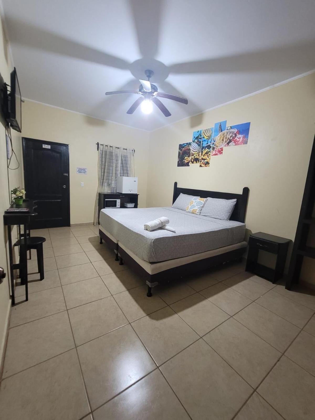 B Aparts Hotel Coxen Hole Zewnętrze zdjęcie